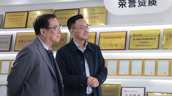 中国农业科学院原院长、中国农业国际合作促进会名誉会长翟虎渠莅临芭乐视频下载污在线观看考察指导