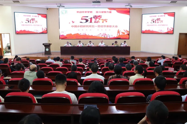 芭乐视频下载污在线观看董事长陈渝阳为青年科学家颁发“托普数字农业创新奖”